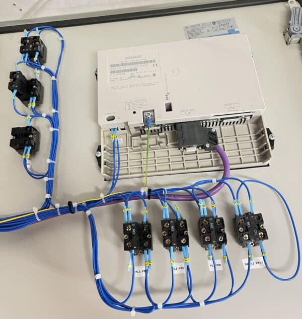 Logiikkaohjauskeskus siemens logiikalla ja ohjauspaneelilla varaosiksi - purkukolmio.fi